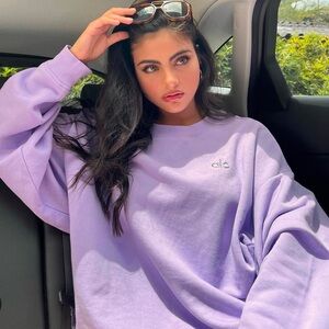 Alo Yoga Women’s violet skies Accolade Crew Neck Pullover